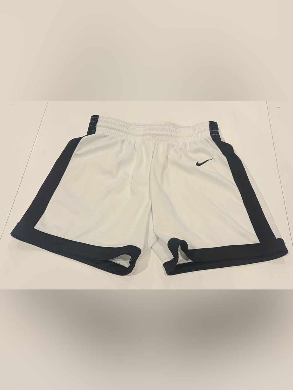 Nike Dri-FIT White & Black Basketball Shorts – Size M